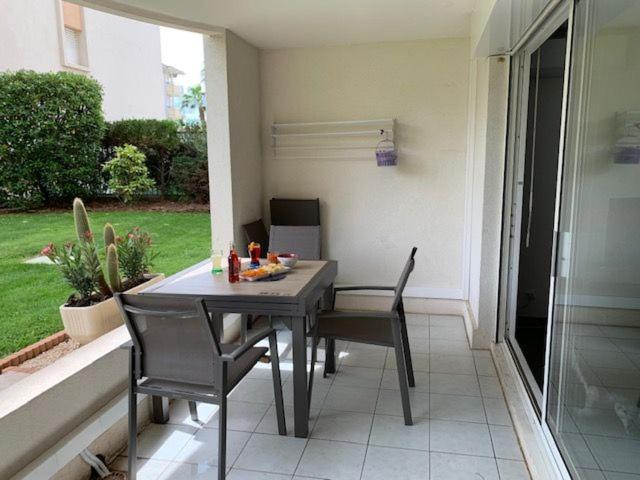 Location Port Frejus, Bord De Apartment